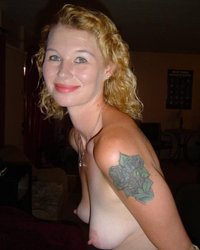 Соски татуированной мамочки всегда стоят от возбуждения 9 фото