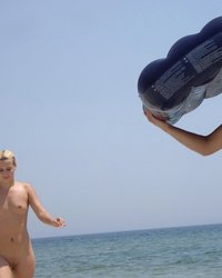 Лесбиянки на пляже лижут киски в позе 69 7 фотография