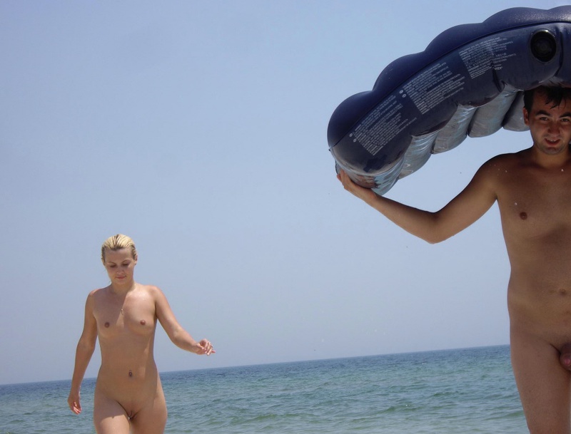 Лесбиянки на пляже лижут киски в позе 69 7 фото