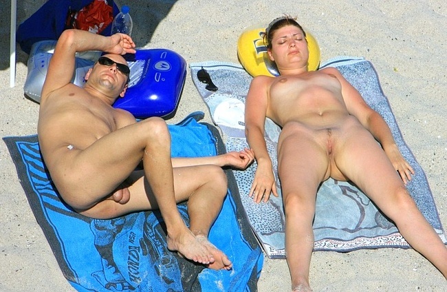 Влюбленные парочки загорают на пляже без одежды 16 фото