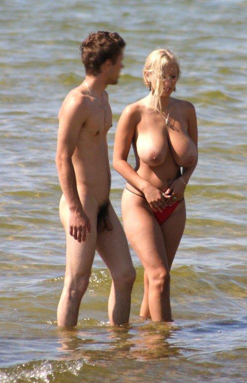 Влюбленные парочки загорают на пляже без одежды 2 фото