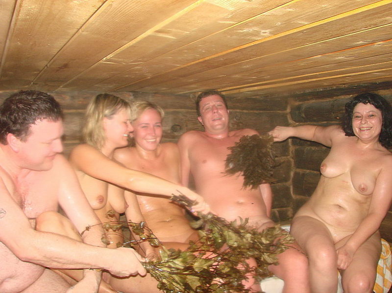 Три пары свингеров встречают Новый год в бане 10 фото