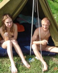 Влюбленная парочка трахнулась в палатке 5 фотография