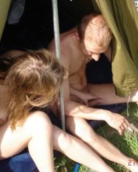 Влюбленная парочка трахнулась в палатке 7 фотография