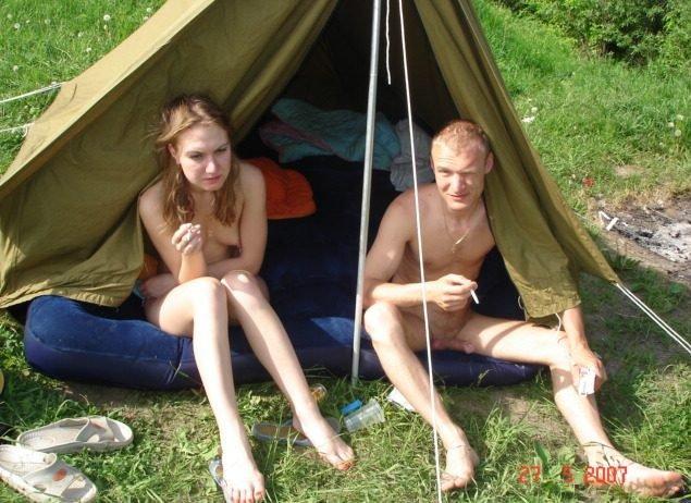 Влюбленная парочка трахнулась в палатке 5 фото