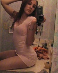 Девушки берут в руки фотоаппараты и снимают себя голышом перед зеркалом 12 фото