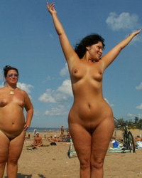 Компания нудистов веселится на пляже 5 фото