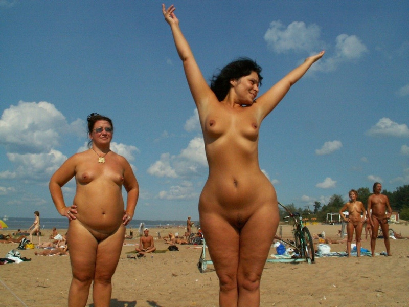 Компания нудистов веселится на пляже 5 фото