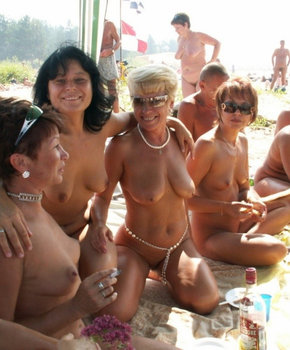 Компания нудистов веселится на пляже