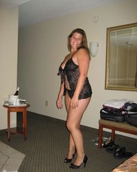 Толстуха снимает эротичный наряд и белье в гостинице 11 фото