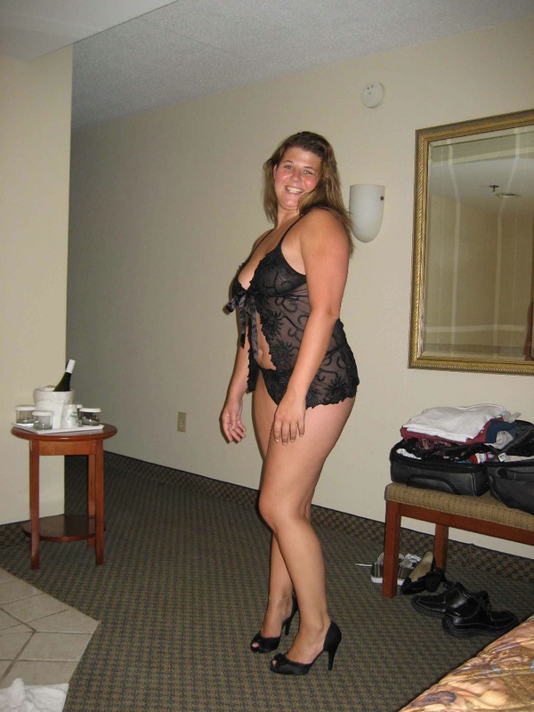 Толстуха снимает эротичный наряд и белье в гостинице 11 фото