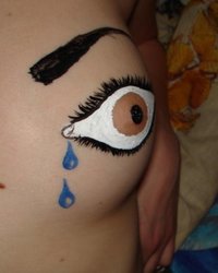Художник рисует на теле своей подружки 9 фото