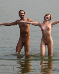 Девчонки приехали на озеро, чтобы замутить с мужиками 6 фото