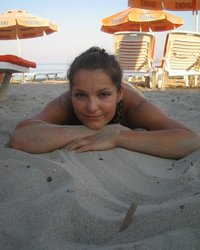 Красавица обожает пляжный отдых топлесс 3 фото