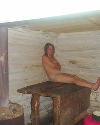 Катя в деревенской бане мылит себя мочалкой 9 фотография