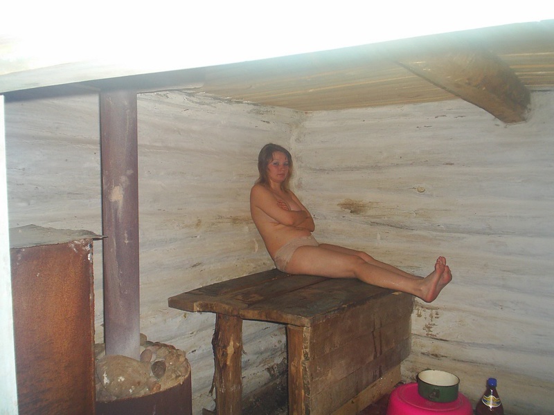 Катя в деревенской бане мылит себя мочалкой 9 фото