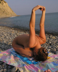 Преподавательница йоги даёт мастер-класс голышом на морском побережье 7 фото