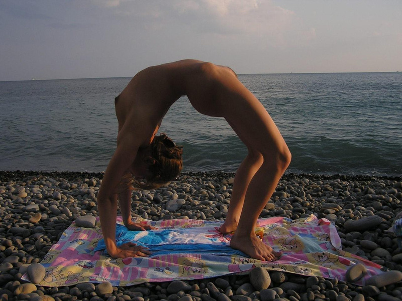 Преподавательница йоги даёт мастер-класс голышом на морском побережье 10 фото
