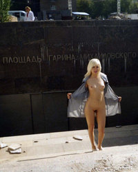 Веселая девка ходит голышом по улицам города 2 фото