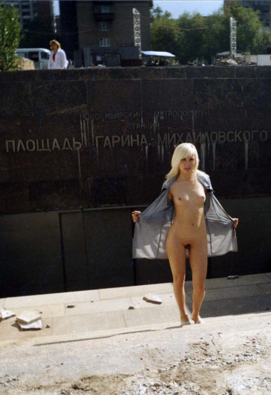 Веселая девка ходит голышом по улицам города 2 фото