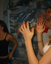 Подружки устроили мокрую вечеринку в искусственном бассейне 1 фото