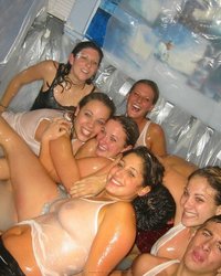 Подружки устроили мокрую вечеринку в искусственном бассейне 20 фото