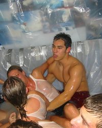 Подружки устроили мокрую вечеринку в искусственном бассейне 16 фотография