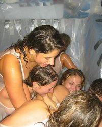 Подружки устроили мокрую вечеринку в искусственном бассейне 14 фотография