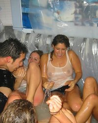 Подружки устроили мокрую вечеринку в искусственном бассейне 13 фото