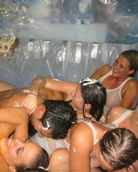 Подружки устроили мокрую вечеринку в искусственном бассейне 18 фото