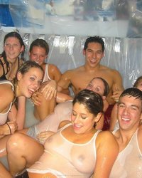 Подружки устроили мокрую вечеринку в искусственном бассейне 21 фотография