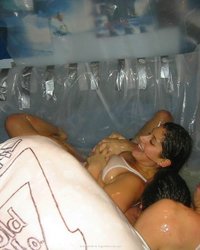 Подружки устроили мокрую вечеринку в искусственном бассейне 26 фотография