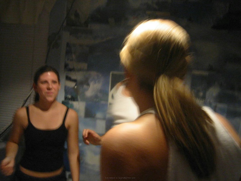 Подружки устроили мокрую вечеринку в искусственном бассейне 3 фото