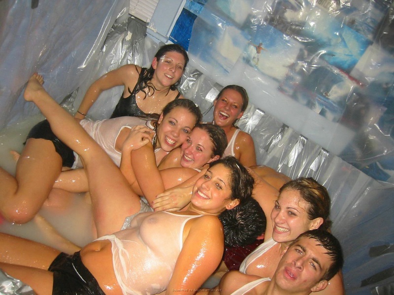 Подружки устроили мокрую вечеринку в искусственном бассейне 20 фото