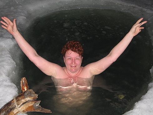 Голые женщины купаются в проруби 10 фото