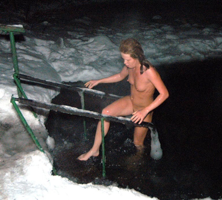 Голые женщины купаются на даче с мужьями (71 фото) - порно и эротика arnoldrak-spb.ru