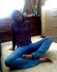 Негритянка переодевается в спальне и показывает вагину 16 фотография