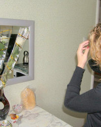 Марина у зеркала обнажает прелести 1 фотография