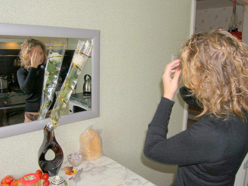 Марина у зеркала обнажает прелести 1 фото