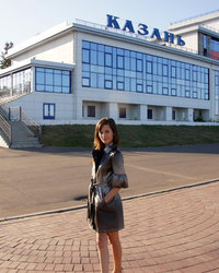 Девушка позирует голышом возле вокзала Казани 1 фотография