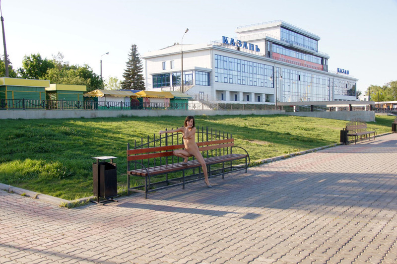 Девушка позирует голышом возле вокзала Казани 4 фото