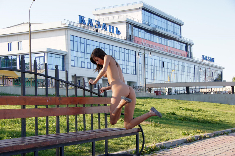 Девушка позирует голышом возле вокзала Казани 7 фото