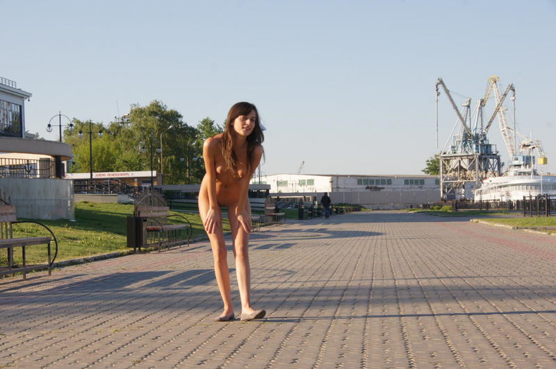 Девушка позирует голышом возле вокзала Казани 12 фото