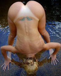 Обнаженная танцовщица демонстрирует растяжку в воде озера 19 фотография