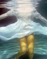Девушка устроила стриптиз под водой 6 фото