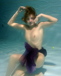 Девушка устроила стриптиз под водой 5 фотография