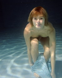 Девушка устроила стриптиз под водой 19 фото