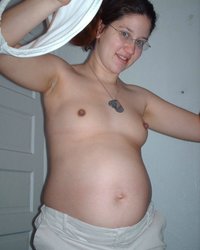 Голая и беременная тетенька в очках 2 фото