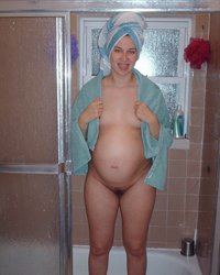 Голая и беременная тетенька в очках 11 фото