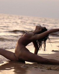 Миленькая танцовщица тренируется на пляже голышом 10 фото